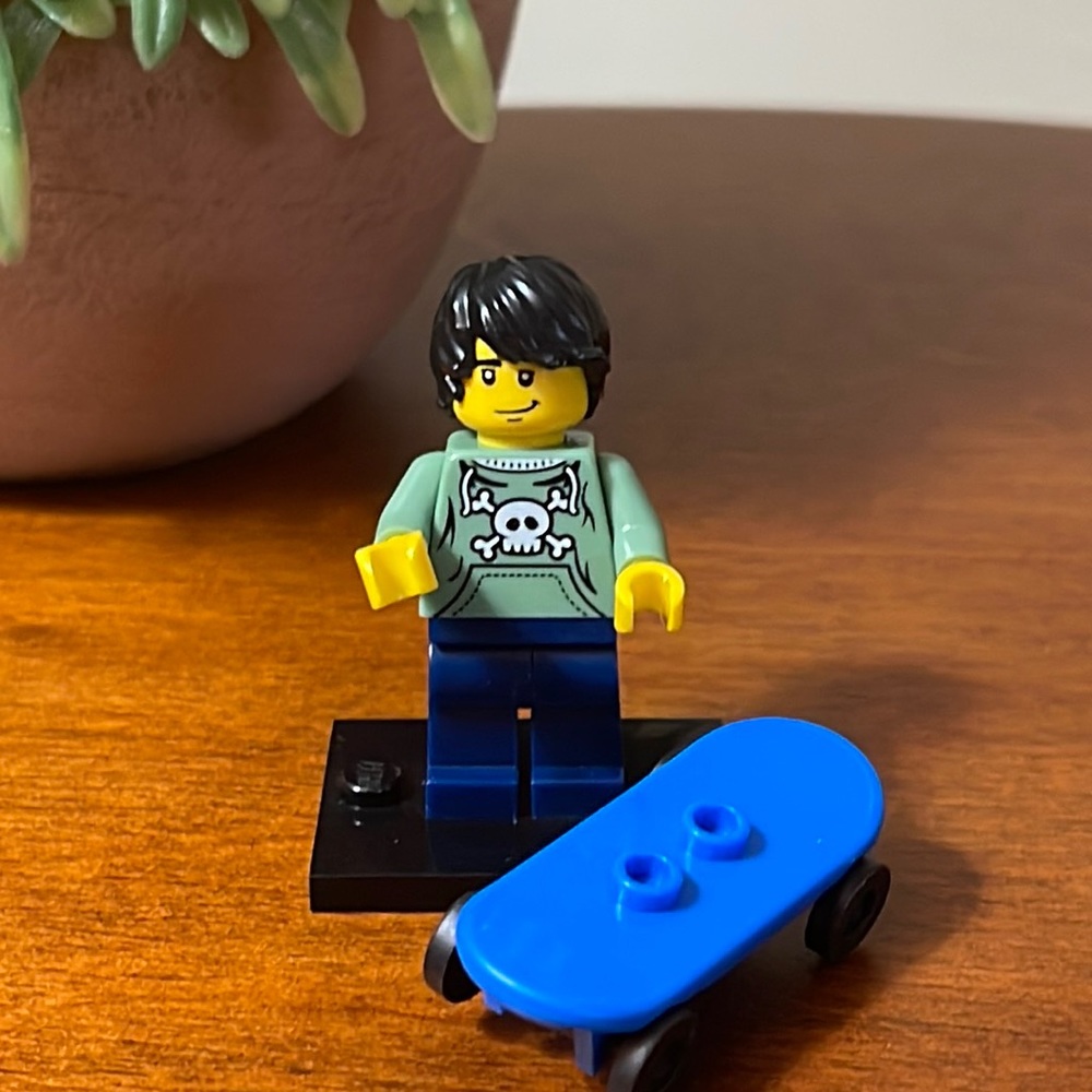 Lego minifigures series 1 skate boarder.
